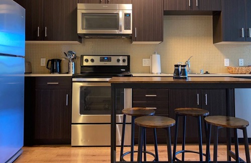 Mid-Wilshire Apartment | Relaxing Modern Unit near Beverly Hills