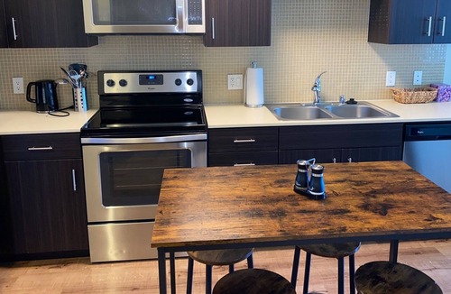 Mid-Wilshire Apartment | Relaxing Modern Unit near Beverly Hills