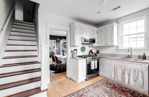 Bellevue House | Relaxing & Quiet Retreat Fully Fenced Backyard