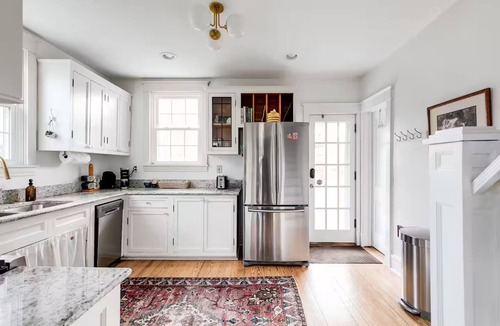 Bellevue House | Relaxing & Quiet Retreat Fully Fenced Backyard