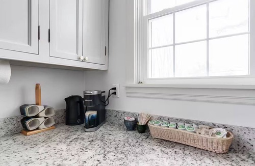 Bellevue House | Relaxing & Quiet Retreat Fully Fenced Backyard