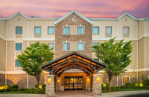 Maumee Apartment | Relaxing Retreat in Maumee | FREE Breakfast + Fitness Center + Shared Pool