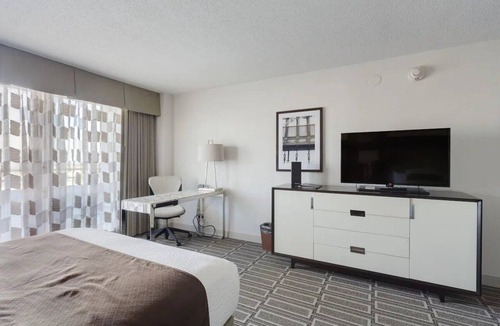 League City Hotel | Relaxing Room with Swimming Pool & Nautical Décor for a Perfect Getaway
