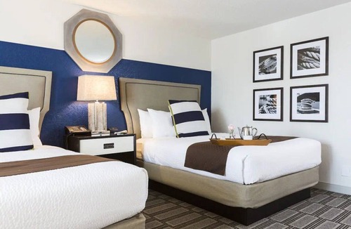 League City Hotel | Relaxing Room with Swimming Pool & Nautical Décor for a Perfect Getaway