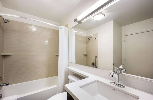 Memorial Hotel | Relaxing Vacation! Close to Toyota Center! Spacious Suites! Pets Allowed Here!