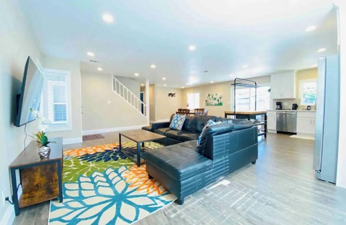 Newark House | Remodeled 3BR Home, 4-Car Parking, Sleeps 10, Silicon Valley