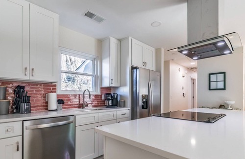 Pigeon Point House | Remodeled Cottage-Close to Downtown Beaufort, Port Royal-Walk to Parks-Great for USMC Graduations