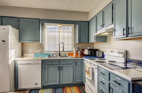 Council Bluffs House | ☯ Remodeled Duplex Minutes to Downtown & Riverside