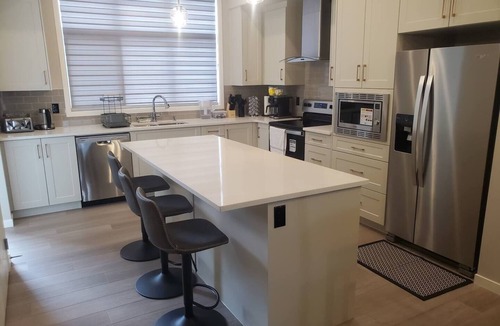 Southeast Calgary House | Remote Work Ready/AC/Lake Access/Near South Health Campus/Games