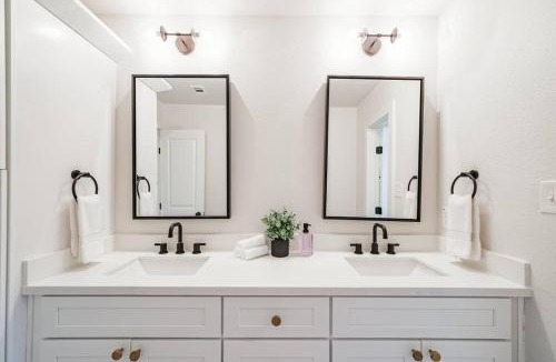 Garden Oaks House | Rena Home Sleeps 8 Yard King Ensuite