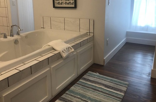 Marfa House | Renovated 1800's 4bd home, 3blk to dwtn, Private Pool, 2 jetted tubs, 2 patio's