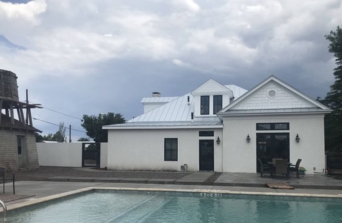 Marfa House | Renovated 1800's 4bd home, 3blk to dwtn, Private Pool, 2 jetted tubs, 2 patio's