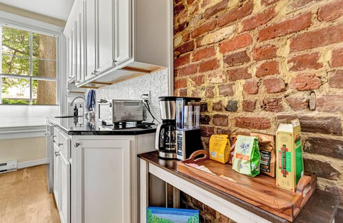 Fan District Apartment | Renovated 1st Floor Unit in the Fan