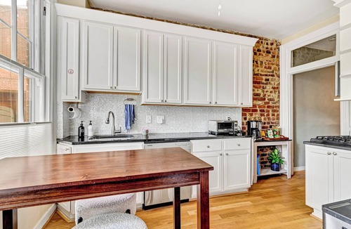 Fan District Apartment | Renovated 1st Floor Unit in the Fan
