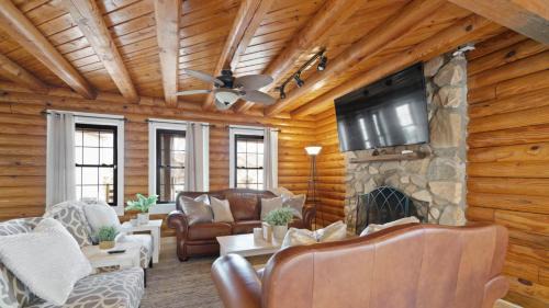 Charlotte House | Renovated 5BR/3BA Cabin w/Rec Room