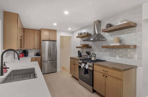 Southfield House | Renovated 7BR - Gym, Hot Tub, Sauna & Cold Plunge!