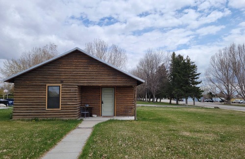 Burlington Cabin | Renovated Cabin between Yellowstone and Big Horn Mountains