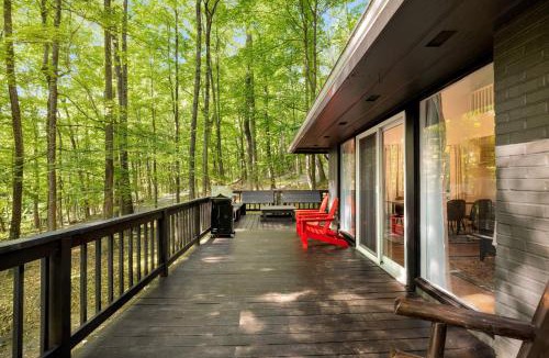 Berkeley Springs Ski Chalet | Renovated cabin w hot tub & deck