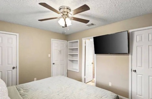 League City House | Renovated family friendly home between Houston and Galveston