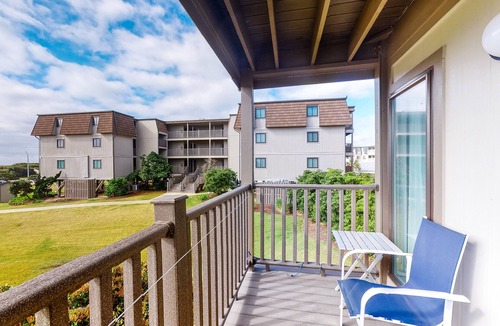 Morehead City Condo | Renovated First-Floor Oceanside Condo with Courtyard and Pool Views + Free WiFi