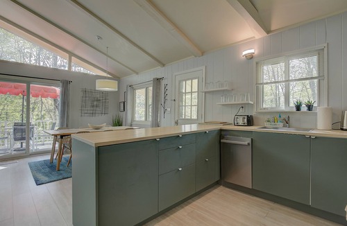 Eidelweiss Village Ski Chalet | Renovated Modern Chalet - Swim, Hike, Bike, Fish, Ski, Skate, Shop, Dine, Relax!