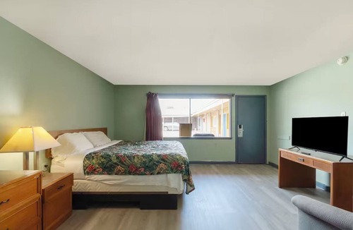 Clute Hotel | Renovated Private Room Perfect for Downtown Business Trips, w/Free Pakring