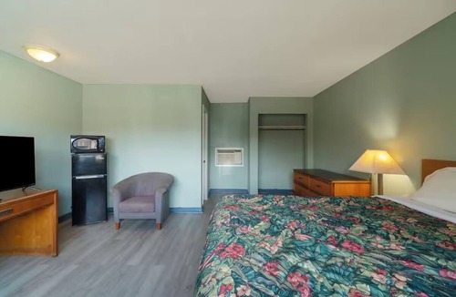 Clute Hotel | Renovated Private Room Perfect for Downtown Business Trips, w/Free Pakring