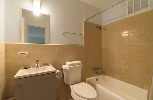 Clute Hotel | Renovated Private Room Perfect for Downtown Business Trips, w/Free Pakring