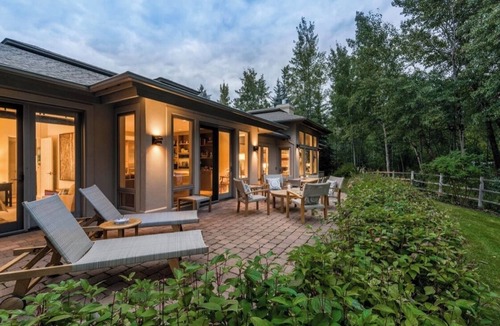 Sun Valley House | Renovated, refined, immaculate single-story mountain home 2 miles south of Baldy