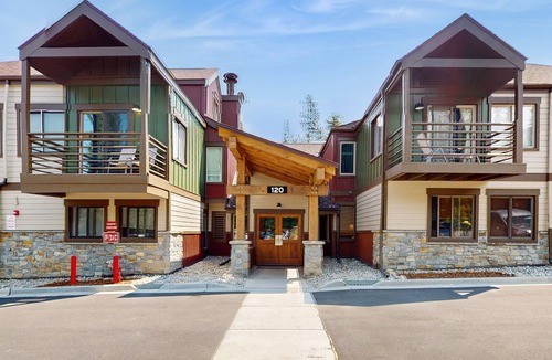 Four O'Clock Condo | Renovated Ski-in Dog-Friendly condo – Walk to Main Street!