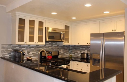 Hermosa Village Apartment | ❤️Renovated❤Toy Story Room❤Game⭐️Walk 2 Disneyland❤️POOLS❤AC