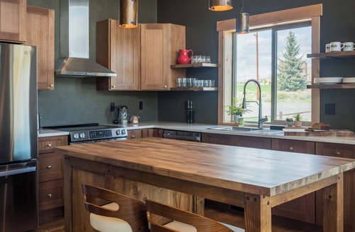Cody Cabin | Rent 2 luxury cabins: sleep 16! Fire pits, outdoor dining, stunning skies on the edge of Cody.