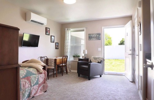 Heyburn Hotel | Rent 8, 9, 10 or 11 rooms with group kitchen, living & dining areas.