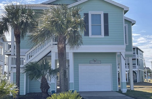 Galveston House | Restaurant open,heated pool, Pet friendly fee,Steps to beach,Point west. 5 stars