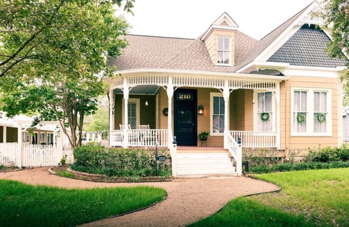 Bellville House | Restored Victorian, 3BR + POOL + HotTub | Unwind @TheFerns