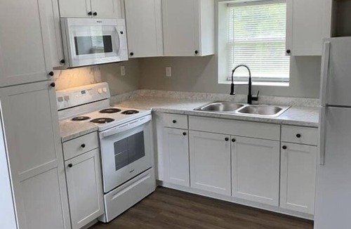 Laurens Apartment | Retreat | High-Speed WiFi | Prime Location