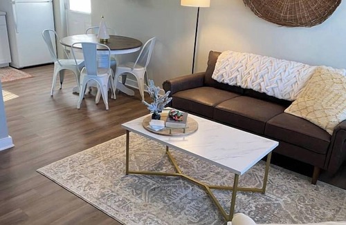 Laurens Apartment | Retreat | High-Speed WiFi | Prime Location
