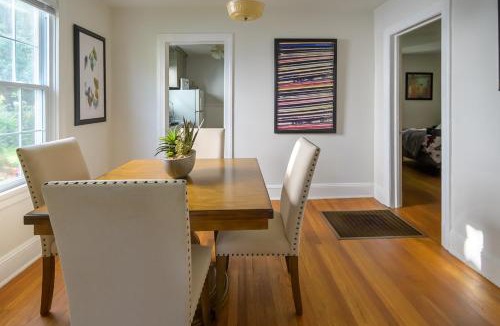 Woodland Heights House | Retro Bungalow A Block to Tennis Courts Park