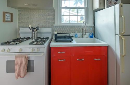 Woodland Heights House | Retro Bungalow A Block to Tennis Courts Park