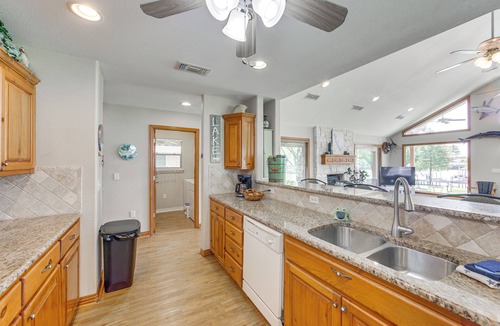 Log Cabin Cottage | Rhodes Retreat w/Dock on Cedar Creek Lake!