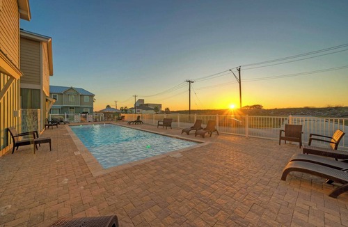 Corpus Christi Cottage | Ridley Retreat Community Pool, Mins to the Beach Corpus Christi + Port A
