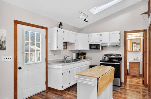 Berkeley Springs Cabin | River Access Cabin with Hot Tub, Fire Pit & WiFi!