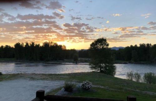 Grantsdale House | River Cabin Minutes To Town