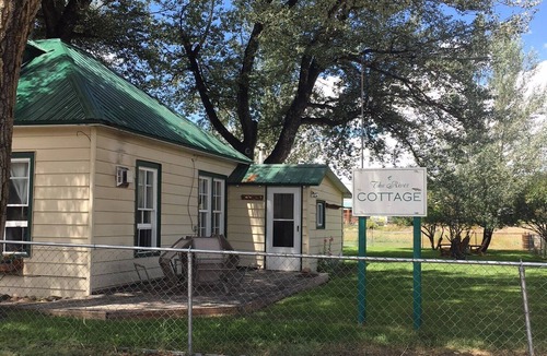 Saratoga Cottage | River Cottage #1 near North Platte and Hot Springs
