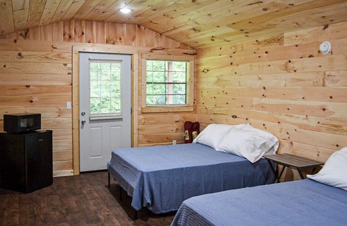 Harrogate Cabin | River Forge Cabin 76 - Cozy and Rustic 1 Bedroom Cabin - Creek Front