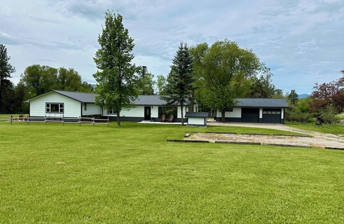St. Ignatius House | River House to Relax, Rejuvenate, and connect with the quietness of nature.