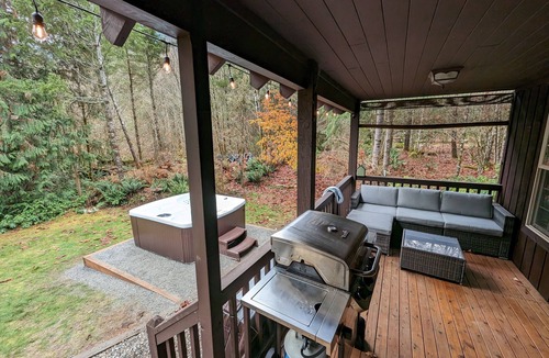 Skykomish Ski Chalet | River Rock Chalet - Hot Tub, Pets, EV Charger, Minutes to Stevens Pass