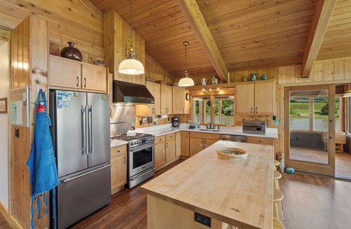 Pray House | River Rose - Fully remodeled charming ranch style cabin on Yellowstone River!