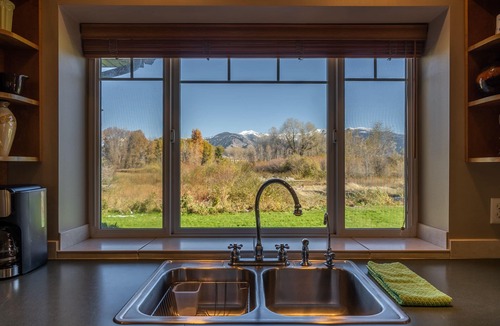 Bozeman House | River's Bend Retreat - Fishing on the East Gallatin River with Mountain Views