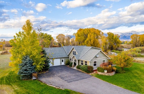 Bozeman House | River's Bend Retreat - Fishing on the East Gallatin River with Mountain Views